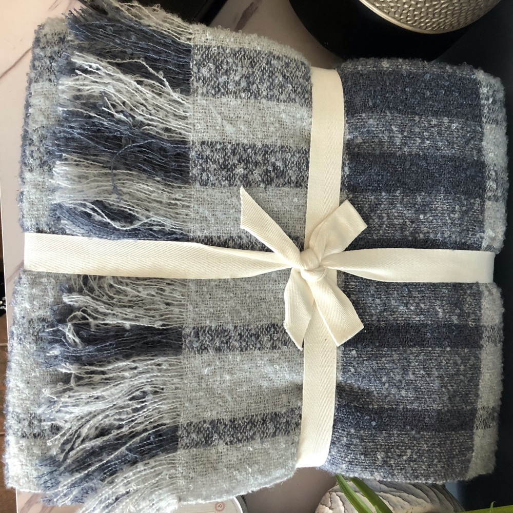 Nordstrom blue plaid luxe throw blanket NWT